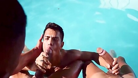 Dois Putos Pirocudos Fodem Passivo Na Piscina 30 Min