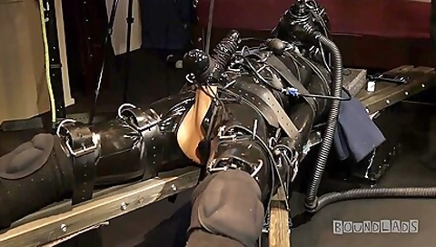 Boundlads - Gimp On The Cross -1 23 Min